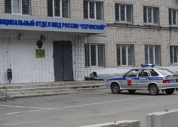 Сосед обокрал серовчанина, который пьяным уснул в подъезде