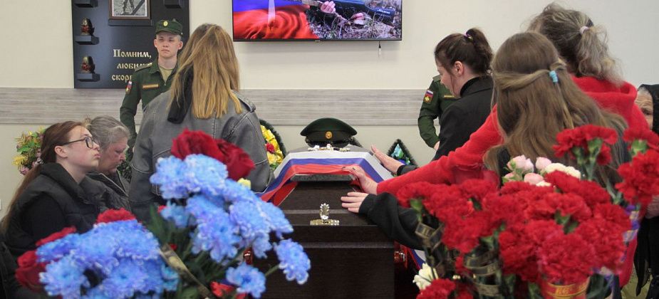 “Это был человек большой души”. Серовчане простились с погибшим на СВО Ринатом Хамидуллиным