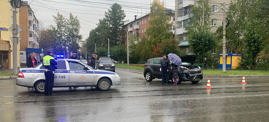В центре Серова столкнулись «Киа Спортейдж» и «Нива Шевроле». Пострадало трое