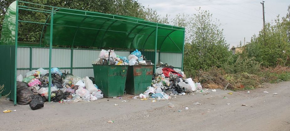 "Рифей" сообщил, почему с площадки в Серове не вывозится мусор. В контейнерах для ТКО обнаружили нечистоты, выкачанные из уличных туалетов