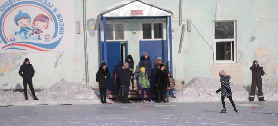 На стадионе «Локомотив» в Серове начал работать каток