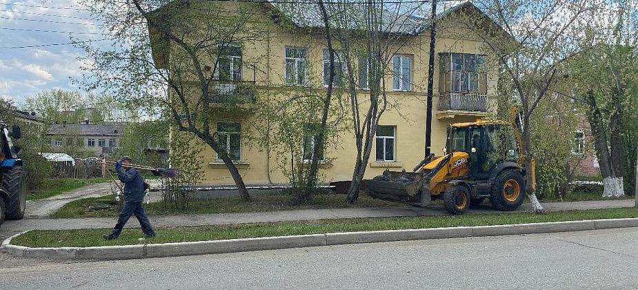 Убирают мусор на проспекте Серова: "Вот теперь красиво стало"