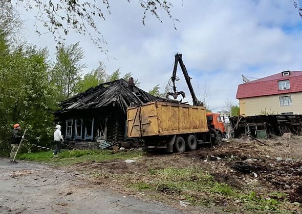 В Серове сносят деревянный дом, в котором курили школьники