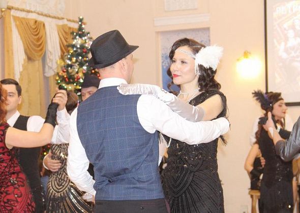 “Вечер танца, блеска и гламура”. В Серове прошел ретро-бал в стиле “Гэтсби”
