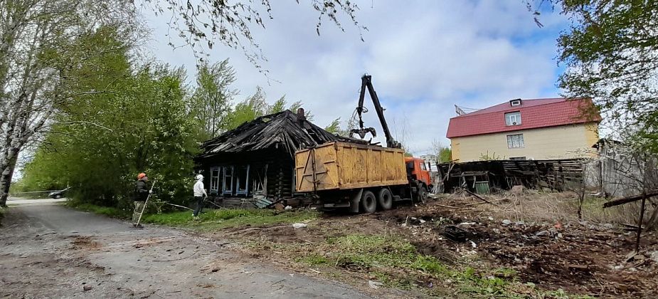В Серове сносят деревянный дом, в котором курили школьники