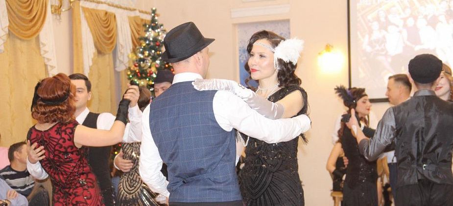 “Вечер танца, блеска и гламура”. В Серове прошел ретро-бал в стиле “Гэтсби”