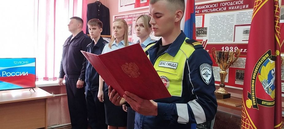 В Серове 7 молодых полицейских приняли присягу