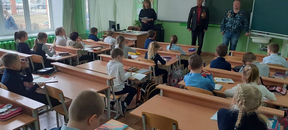 Совет ветеранов полиции Серова и ветераны войн в Чечне и Афганистане провели со школьниками Уроки Мужества