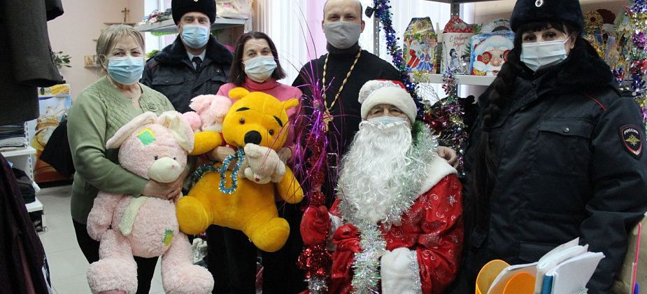 Полиция Серова передала в благотворительный фонд «Сотвори милость» игрушки 