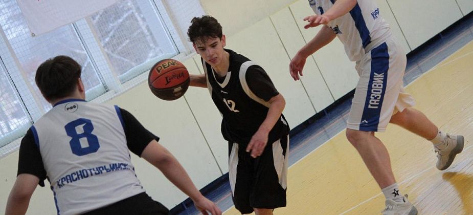 Фотоотчет с игр юношей на окружном этапе чемпионата «КЭС-Баскет» 2026 года в Серове