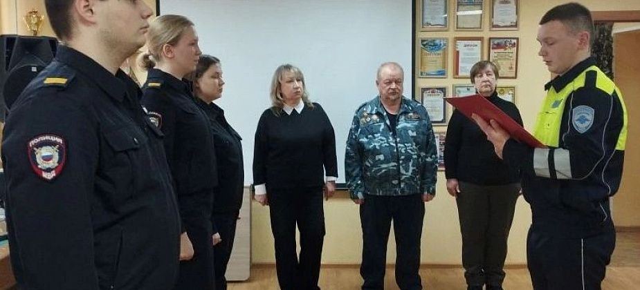 «В ваших руках судьбы и безопасность граждан». Пять сотрудников полиции Серова приняли присягу