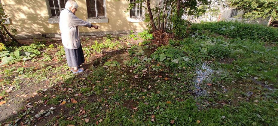 В Серове из-за коммунальной аварии топит двор двухэтажки. Вода может идти в подвал дома