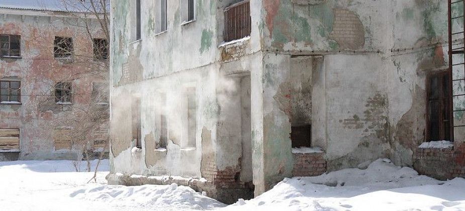 Мэр Серова пообещал расселить аварийный дом №4 на улице Пристанционной осенью 2025 года