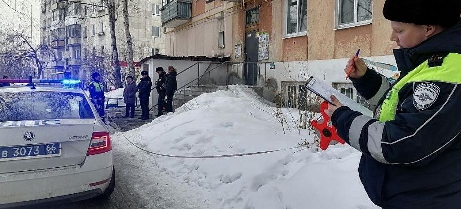 В одном из серовских дворов водитель наехал на ребенка, который выбежал из подъезда