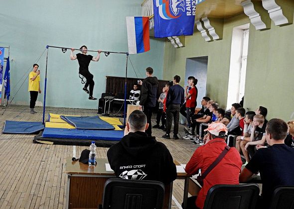 В Карпинске прошли девятые соревнования по стрит воркауту. Серовчане - в призерах