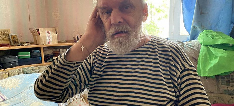 "Никто мне не звонит. Кому я нужен?" В Серове инвалид живет в коммуналке, отключенной от света