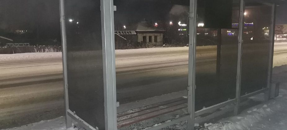 Власти Серова обратились в полицию из-за разбитой стеклянной стены автобусной остановки