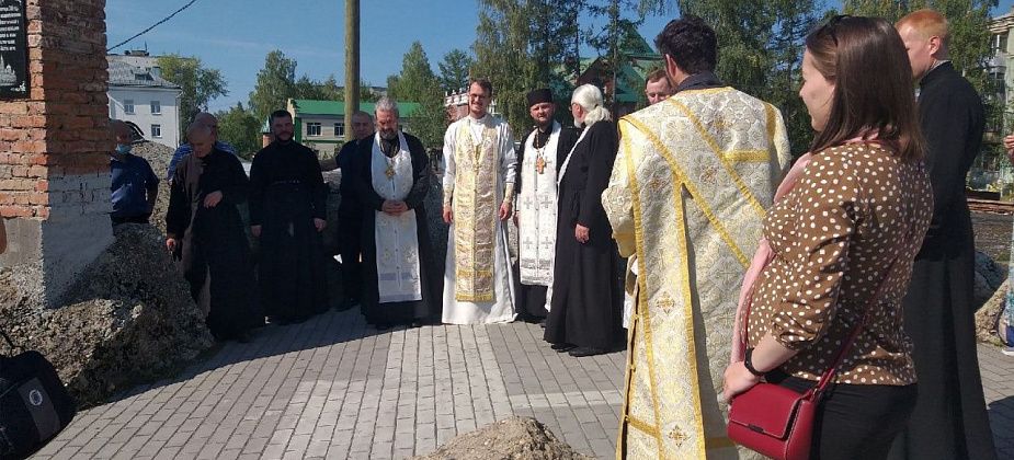 В Серове отметили праздник Преображения Господня. Прихожане собора раздавали прохожим яблоки