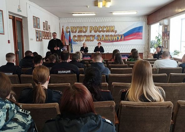 Священник провел духовную беседу в полиции Серова