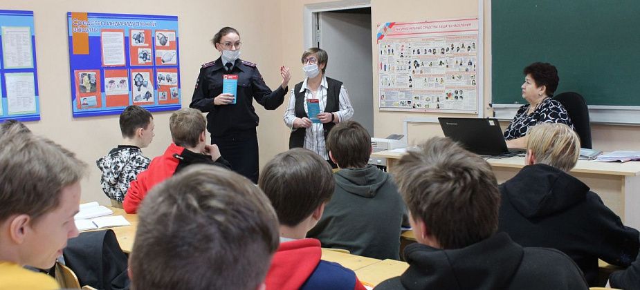 В Серове полицейский и общественник рассказали студентам о коррупции: «Получение и дача взятки – уголовно наказуемы!»
