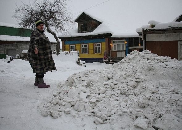 Жители частных домов Серова жалуются на снежные навалы, образовавшиеся на подходе после очистки дорог