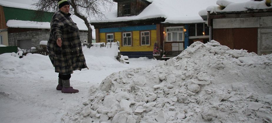 Жители частных домов Серова жалуются на снежные навалы, образовавшиеся на подходе после очистки дорог
