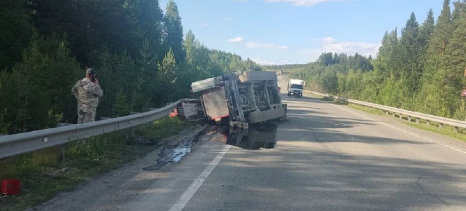 КамАЗ, который вез буровую установку из Краснотурьинска в Челябинск, попал в ДТП под Серовом 