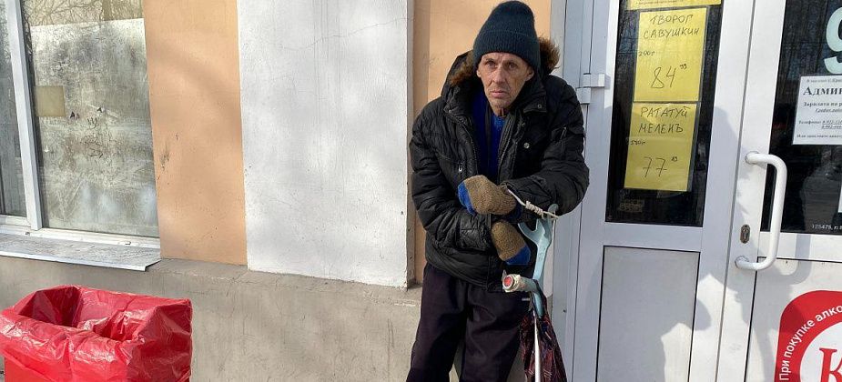 Серовчанин два года просит милостыню у магазина: "Денег не хватает, пенсия маленькая"