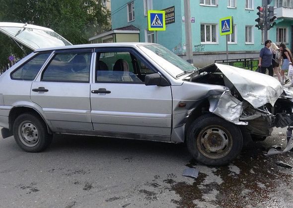 В центре Серова столкнулись ВАЗы. Травмировались две девочки