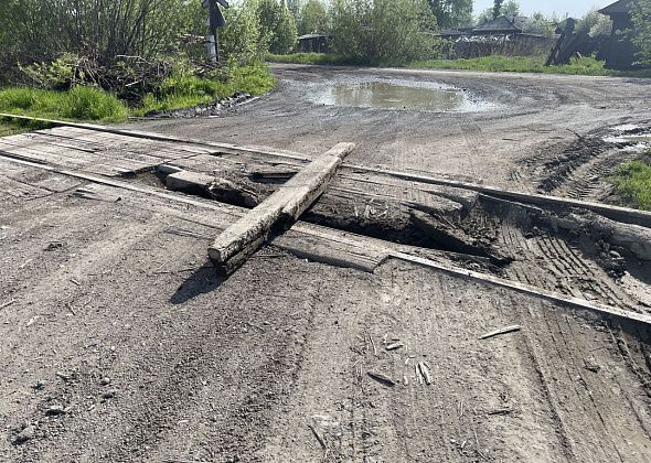 Серовчане пожаловались на железнодорожный переезд, из которого вырвало шпалу