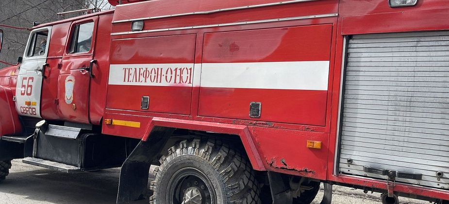 На улице Фрунзе в Серове горела стена дома