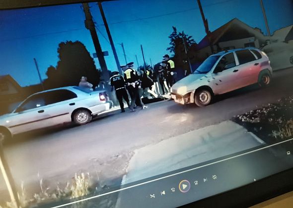 ДТП не было. В сети распространяется видео с мужчиной, лежащим на обочине дороги в Серове