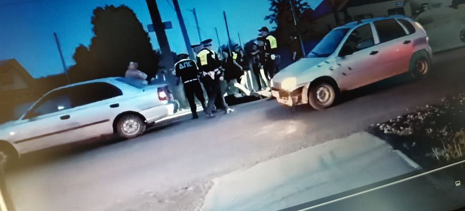 ДТП не было. В сети распространяется видео с мужчиной, лежащим на обочине дороги в Серове