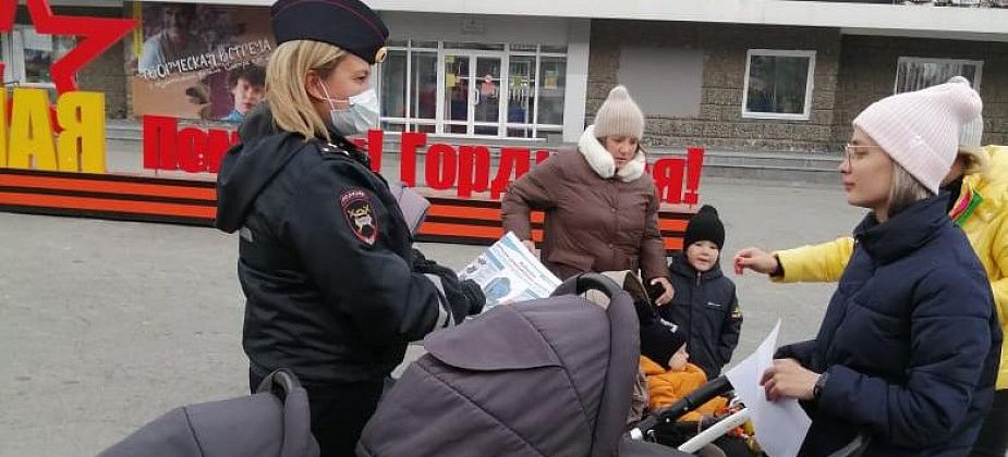 Госавтоинспекция Серова напоминает об ответственности для родителей с колясками