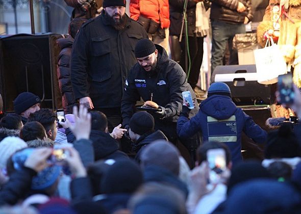 В Екатеринбурге из-за раздачи бесплатных бургеров от Тимати произошла давка