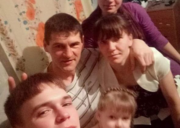 "На носу зима, а нам негде жить"... Семья погорельцев из Сосьвы, которая ютится по чужим углам, хотела получить в найм дом бывшего главы