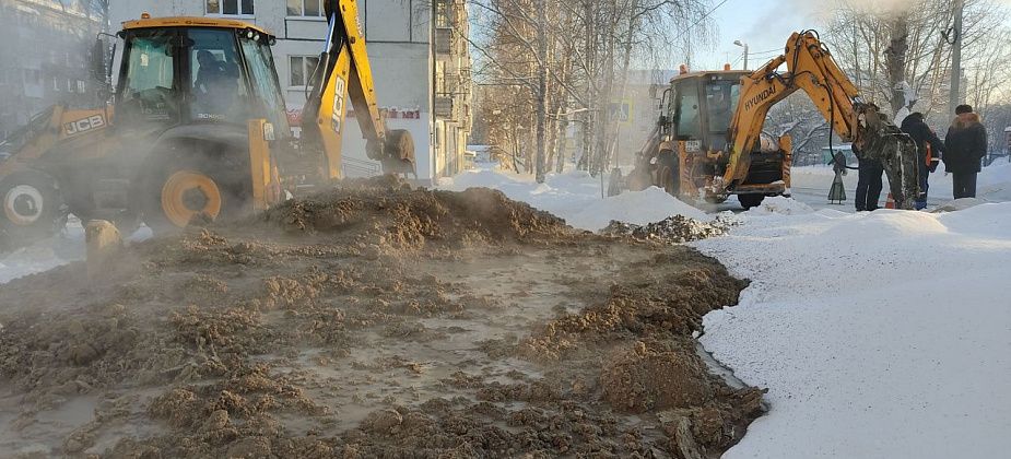 В Серове, из-за коммунальной аварии, затопило один из дворов