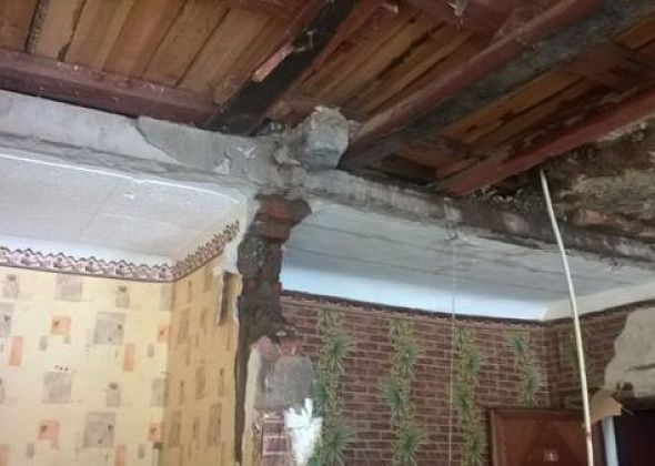 В Серове прокуратура проверит дом, где 6 лет назад снесли несущую стену, из-за чего провалились полы в ванной квартиры выше