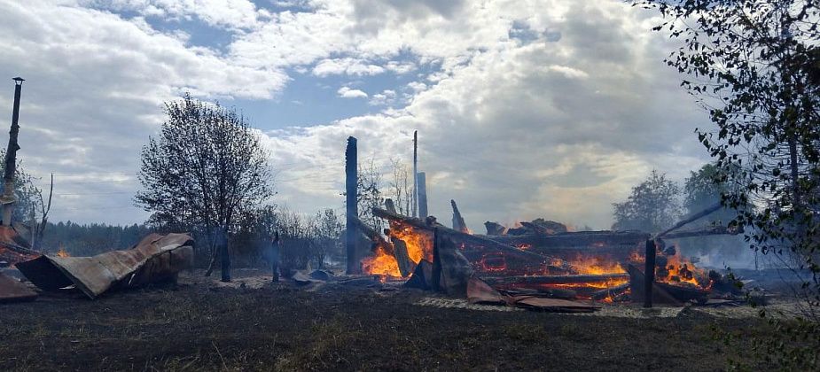 В деревне под Серовом сгорело три дома