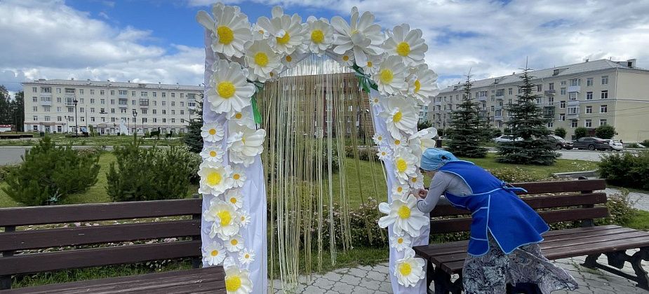 В честь Дня семьи, перед серовским собором появилась фотозона