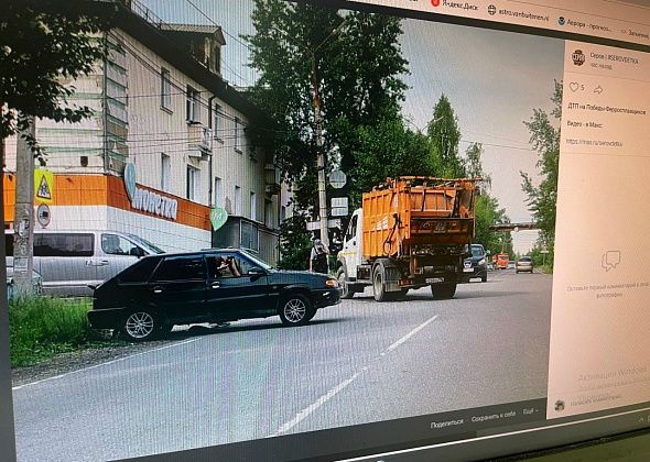 На Первом разъезде столкнулись легковушка и мусоровоз
