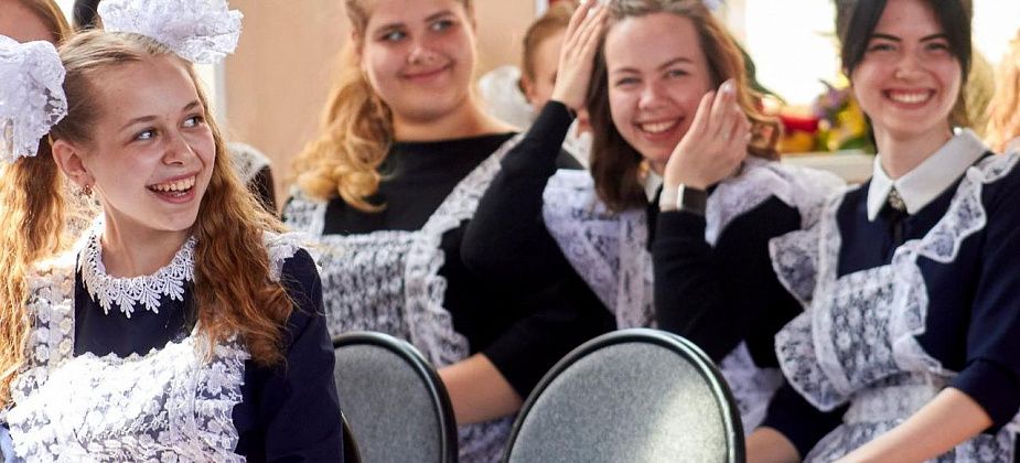 Минпросвещения сегодня проводит акцию "Последний звонок-2020" - в поддержку выпускников