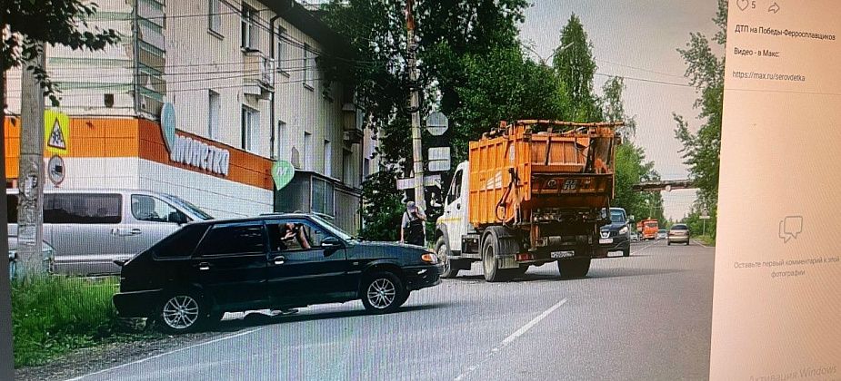 На Первом разъезде столкнулись легковушка и мусоровоз