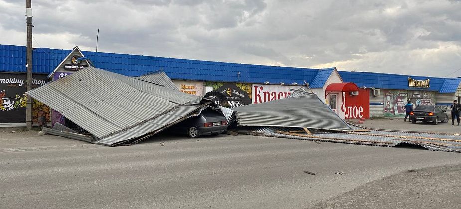 В Серове сильным ветром сдуло кровлю. Она спикировала на автомобили