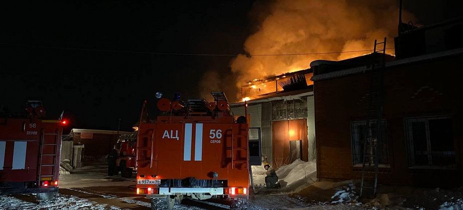 В Серове горел склад мемориальной компании «Обряд». Владелец подозревает конкурентов в поджоге