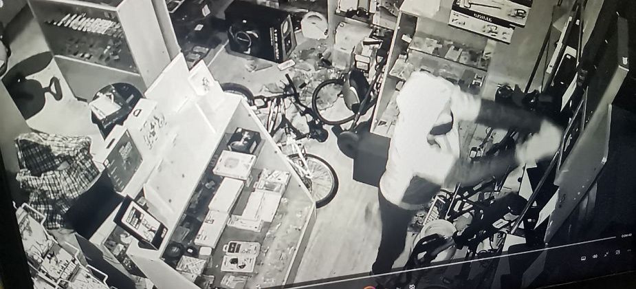 Серовчанина судят за кражу из комиссионного магазина электроники. Ночью разбил окно – вынес товар и кассу