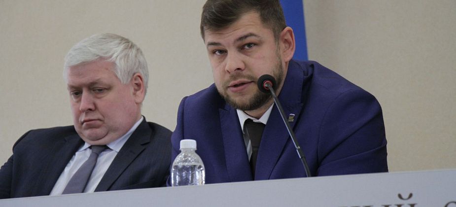 Только зарплата и коммунальные платежи... И.о. главы Серова попросил чиновников экономить