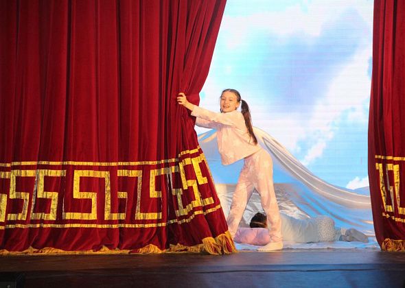 На "Сцену мечты" выходили "Мандаринки", "Созвездие", "Чародеи". В Серове прошел фестиваль школьных театров