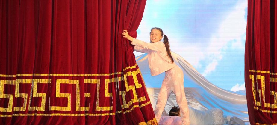 На "Сцену мечты" выходили "Мандаринки", "Созвездие", "Чародеи". В Серове прошел фестиваль школьных театров