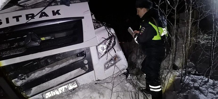 Жена водителя вылетела из кабины. Госавтоинспекция рассказала подробности ДТП между Серовом и Сосьвой